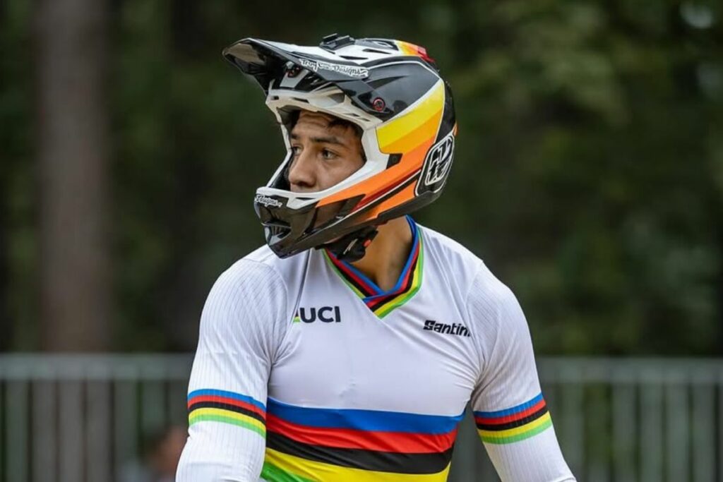 Portada con deportistas ecuatorianos preparando la competencia