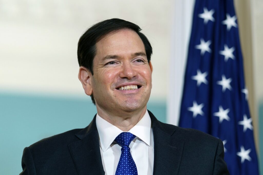 Marco Rubio sonriendo durante una entrevista.
